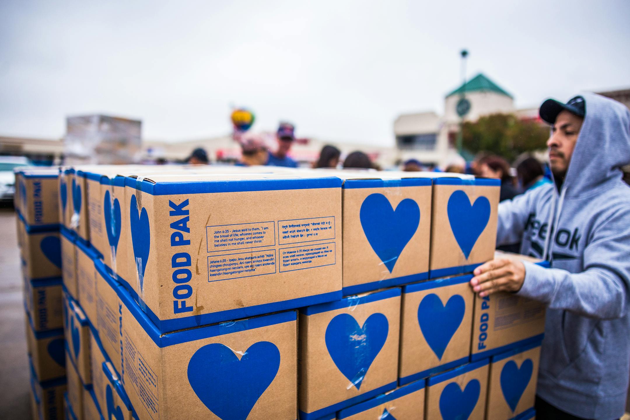 Ukrainian community receiving aid from Medaria Aid volunteers
