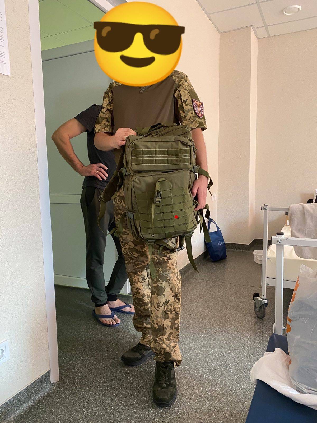 Ukrainian soldier receiving a combat medic bag from Medaria Aid